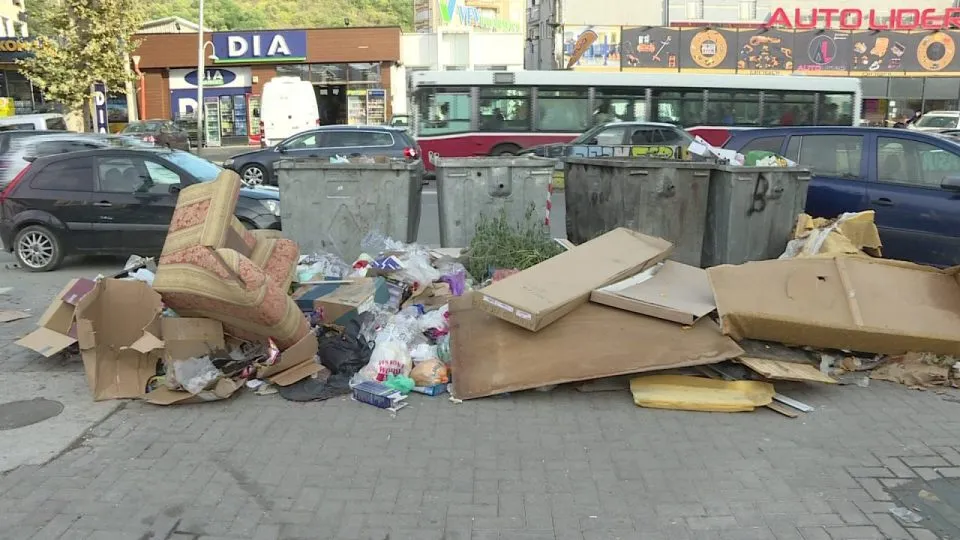 Çair, trotuar i shndërruar në mini-deponi, qytetarët: Po helmohemi nga mbeturinat e shumta