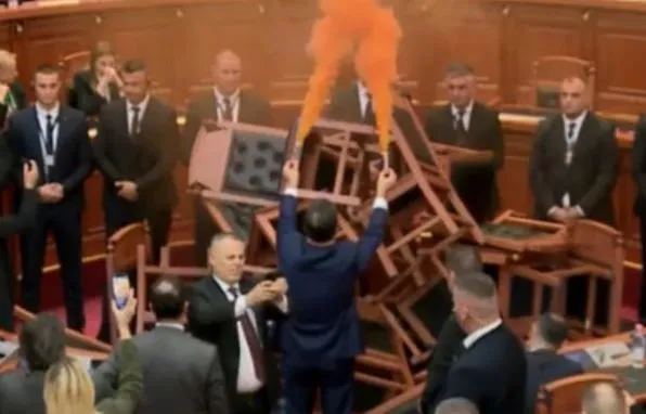 Rama pas tensioneve në Kuvend: I futën fjalorin dhe sjelljet e rrugës në politikë