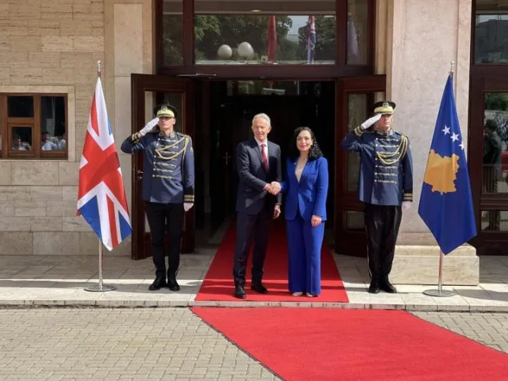 Tony Blair në Kosovë, pritet nga presidentja Osmani