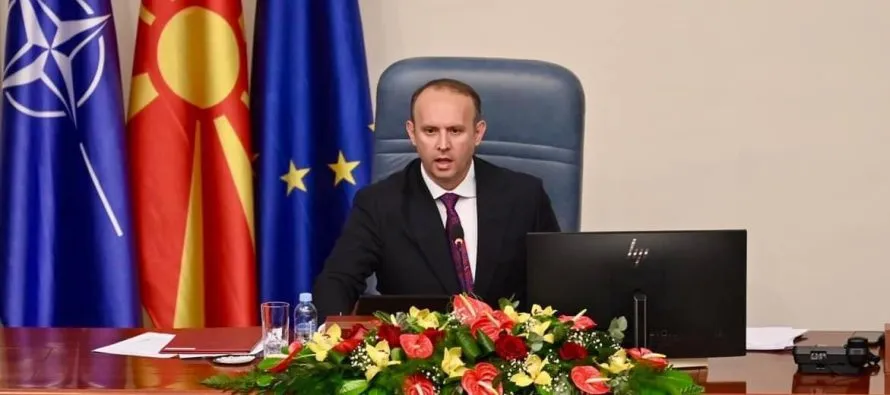 Qeveria e re/ Opozita: Programi larg premtimeve parazgjedhore – Fronti, Qeveri pa legjitimitet etnik